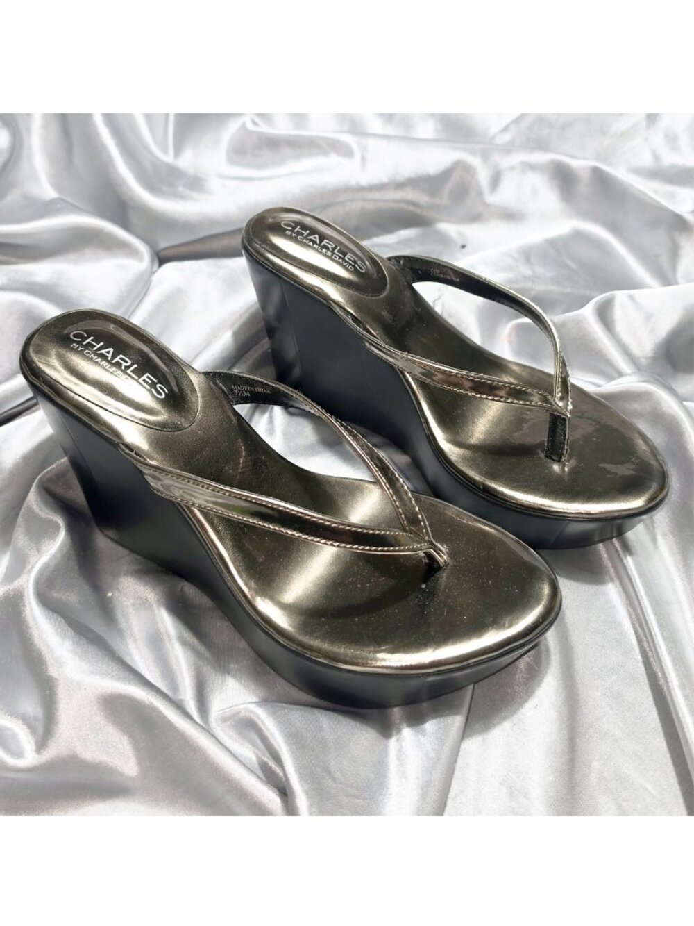 CHARLES BY CHARLES DAVID GOLD BLACK PLATFORM WEDGE HEELED FLIP FLOP SANDALS 7.5